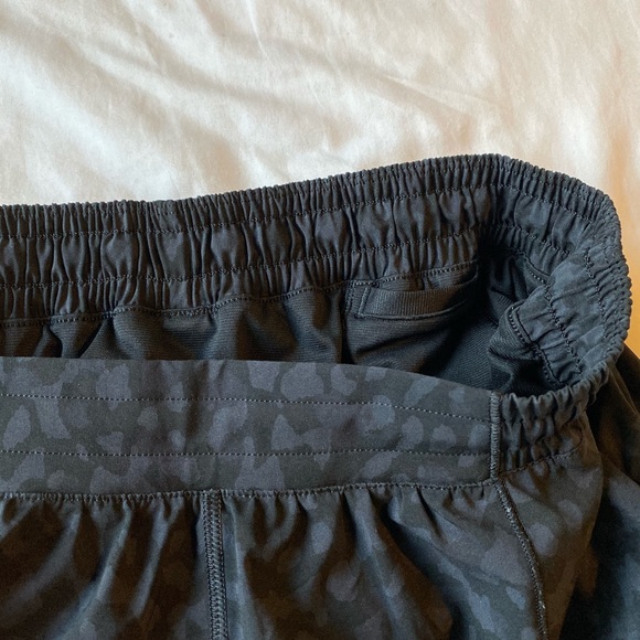 Lululemon shorty Hot Shorts - Picture 4 of 4